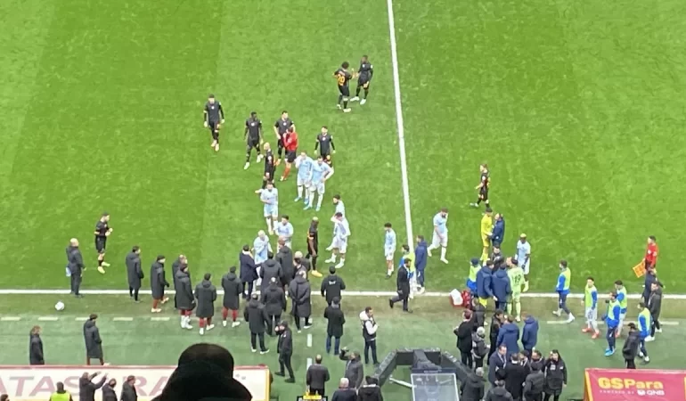 ADANA DEMİRSPOR-GALATASARAY MAÇI SKANDALLA SONLANDI: DÜNYA BASINI OLAYI YAZDI