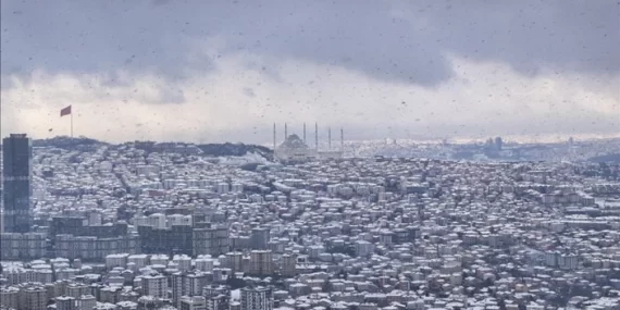 İSTANBUL’DA KAR YAĞIŞI ETKİSİNİ GÖSTERİYOR: VATANDAŞLAR DİKKATLİ OLMALI!