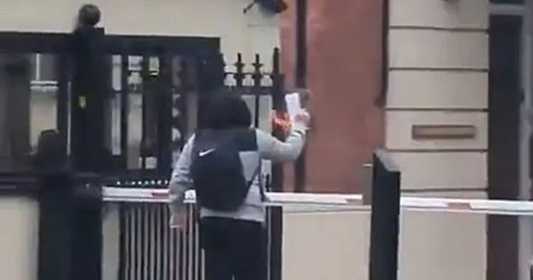 LONDRA’DA TÜRK KONSOLUSLUĞU ÖNÜNDE KUR’AN-I KERİM YAKILDI