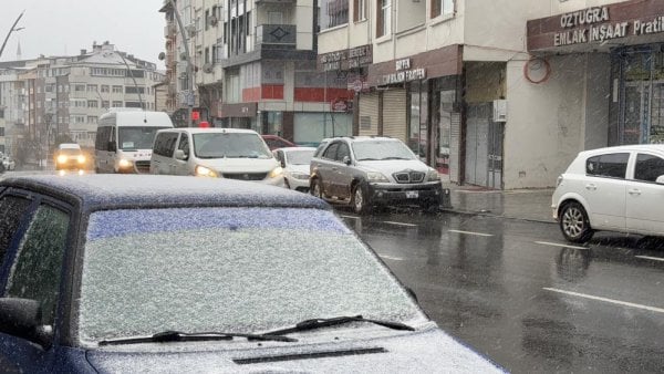 İSTANBUL’DA BEKLENEN KAR YAĞIŞI BAŞLADI! YETKİLİLERDEN UYARI