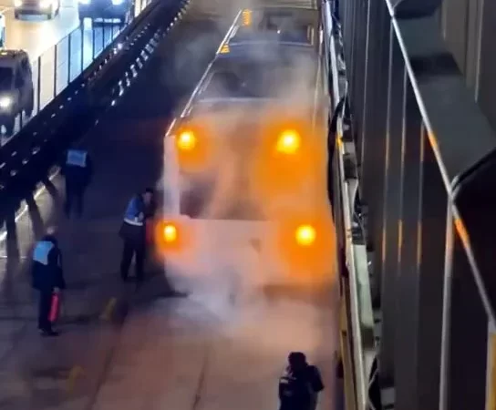 İSTANBUL’DA METROBÜS YANGINI! YOLCULAR SON ANDA KURTULDU