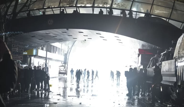 BAKAN YERLİKAYA: SARAÇHANE GÖSTERİLERİNDE 123 POLİS YARALANDI, 1.133 GÖZALTI VAR