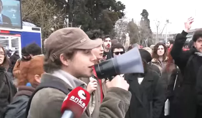 İmamoğlu’na Destek İçin Galatasaray Üniversitesi Öğrencilerinden Beşiktaş’a Yürüyüş