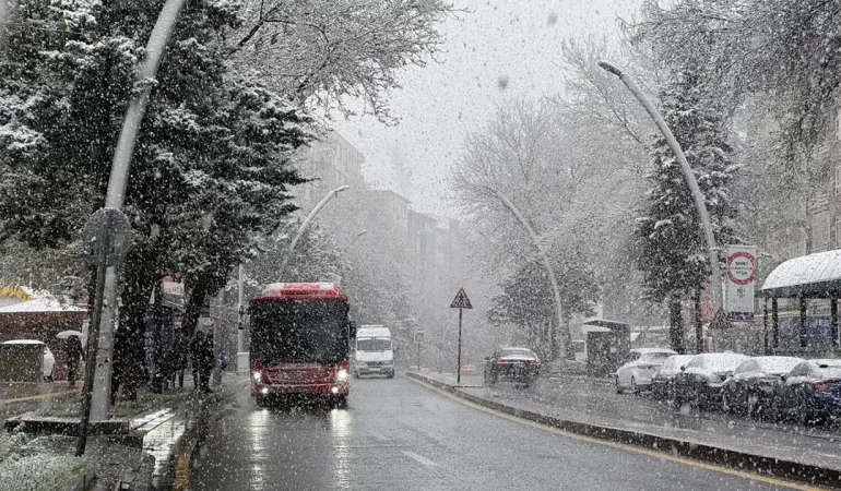 ANKARA’DA KAR YAĞIŞI ETKİSİNİ SÜRDÜRÜYOR!