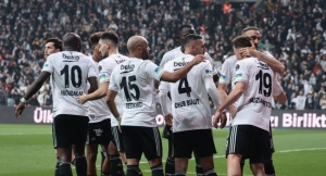 0x0-45lik-mine-tugayin-genclik-sirri-ne-haftada-2-kez-bu-3lu-karisimi-yuzune-suruyor-tek-bir-kirisigi-yok-1722173509026