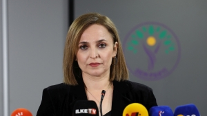 0x0-45lik-mine-tugayin-genclik-sirri-ne-haftada-2-kez-bu-3lu-karisimi-yuzune-suruyor-tek-bir-kirisigi-yok-1722173509026
