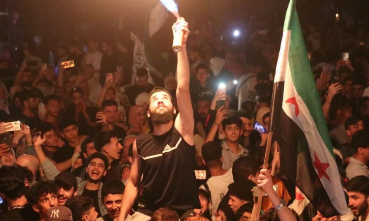 ABD’NİN YAPTIRIMLARI KALDIRMA KARARI SONRASI SURİYE’DE KUTLAMA HAVALETI