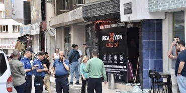 antalya-da-korku-evinde-yangin-mahsur-kalanlar-camlar-kirilarak-kurtarildi-4873