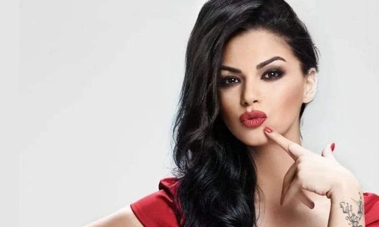 NEZ AVM’DE VERDİĞİ KONSERLE SAHNELERE GERİ DÖNDÜ