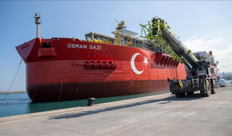 TÜRKİYE’NİN İLK YÜZER DOĞAL GAZ ÜRETİM PLATFORMU OSMAN GAZİ FİLYOS LİMANI’NA ULAŞTI