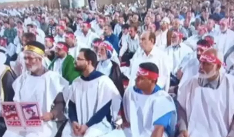 İRAN AHVAZ’DA KEFENLE CUMA NAMAZI: DİRENİŞ MESAJI VE SİLAHLI İMAM