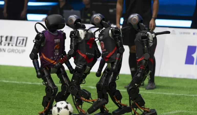 Robotlar Sahada: Çin’de İnsansı Robotlarla Futbol Maçı Düzenlendi