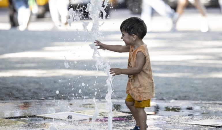 İSTANBUL KAVRULUYOR! TERMOMETRELER 40 DERECEYİ GÖRDÜ