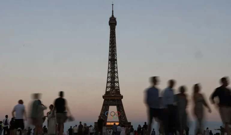 Aşırı Sıcaklık Nedeniyle Eyfel Kulesi Zirvesi Kapatıldı
