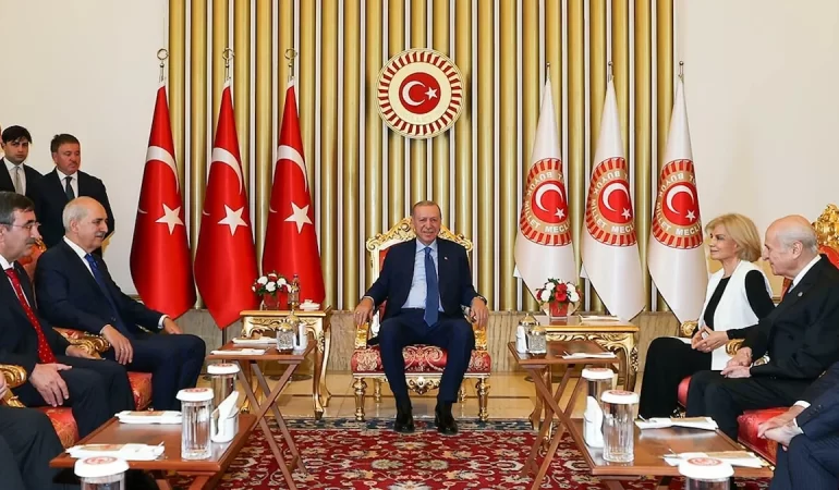 ÇİLLER’İN ERDOĞAN’IN YANINDAKİ GÖRÜNTÜSÜ GÜNDEM OLDU