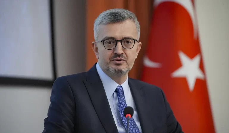 İLETİŞİMİN YENİ YÜZÜ: BURHANETTİN DURAN SAHNEDE