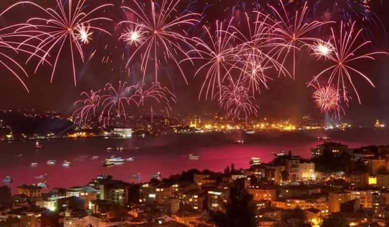 İşaret Fişeği Yangın Çıkardı, İstanbul’da Yeni Yasak Geldi