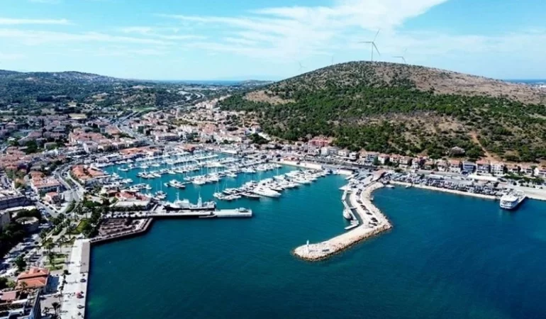 ÇEŞME’DE 7 SAATLİK SU KESİNTİSİ, TATİLCİLER EVLERİNE DÖNÜYOR