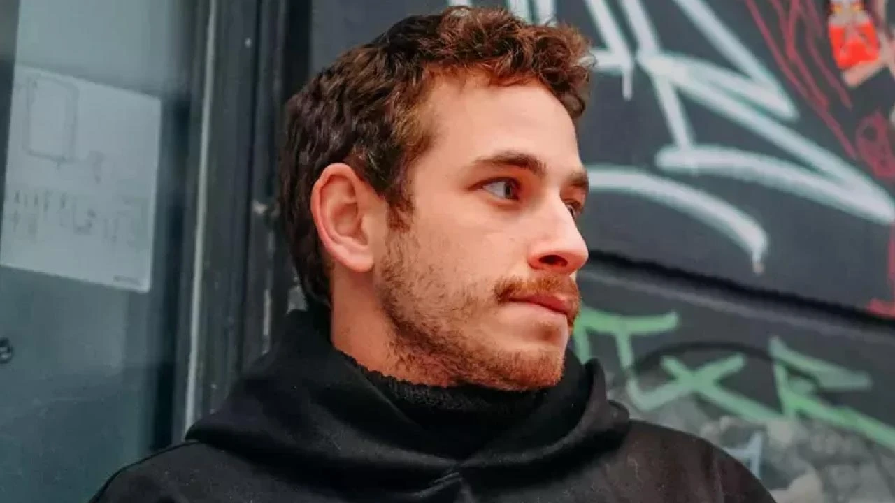 unlu-oyuncu-cem-yigit-uzumoglunun-neden-gozaltina-alindigi-ortaya-cikti-boykot-degil-whatsapp-grubu-detayi-rjpf