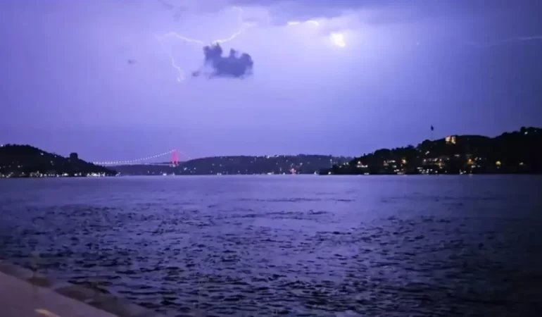 İSTANBUL’DA GECEYİ ŞİMŞEKLER AYDINLATTI!