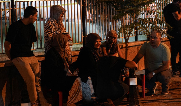 6,1’lik Deprem Sonrası Halk Sındırgı’da Geceyi Sokakta Geçirdi