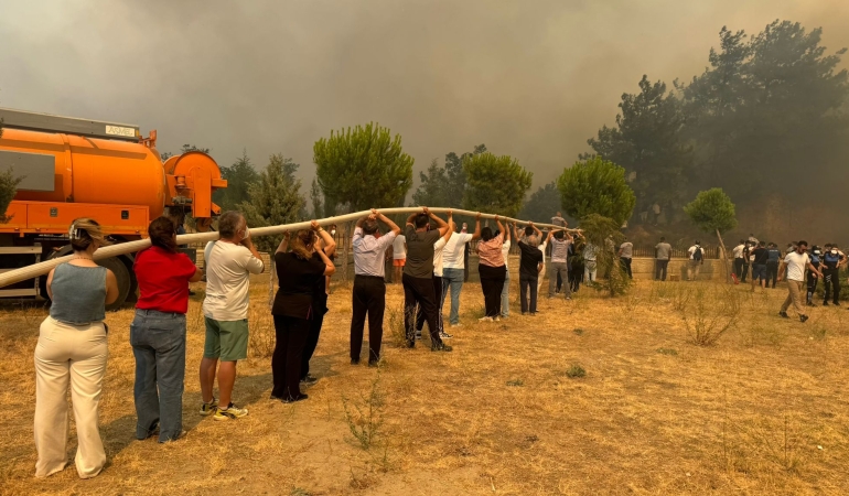 ÇANAKKALE’DE VATANDAŞLAR YANGINLA MÜCADELEYE DESTEK VERİYOR!