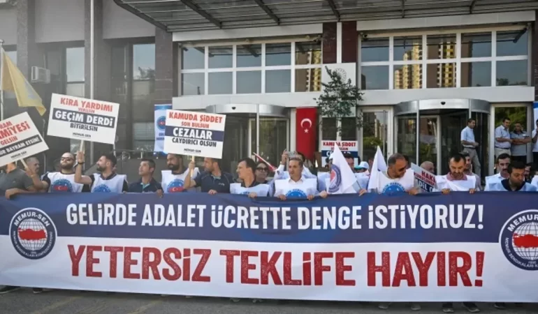 Memurlar Sokağa İndi: “Haklarımızı Sonuna Kadar Savunacağız”