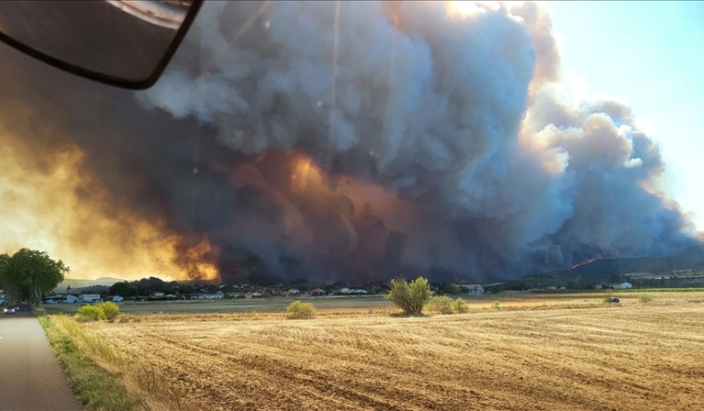 FRANSA’NIN GÜNEYİNDE DEV YANGIN: 15 KASABA ETKİLENDİ!