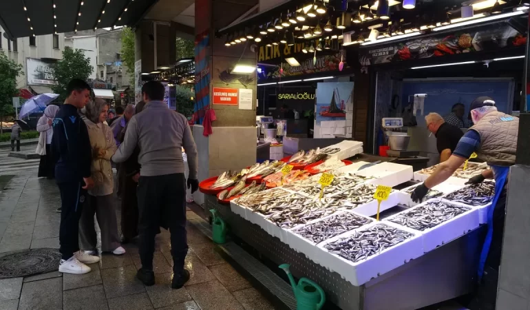 KARADENİZ’DE HAMSİ BEREKETİ SÜRÜYOR: TEZGAHLAR RENKLENDİ