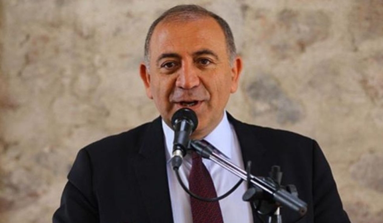 CHP İstanbul’da kayyum krizi: Gürsel Tekin protestolar eşliğinde binaya geldi