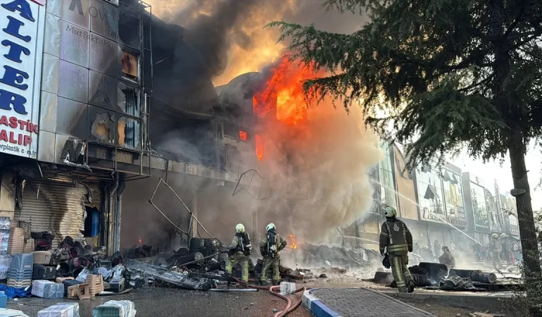 İSTOÇ Ticaret Merkezi’nde Yangın: 17 İş Yeri Hasar Gördü