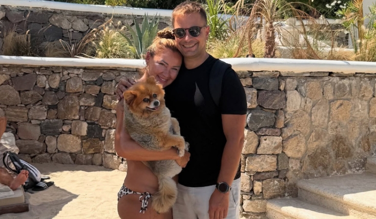 Pınar Altuğ Bikiniyle Paylaştığı Pozun Ardında “Donsuz Çıkın Ortalığa” Yorumunu Kızdırdı