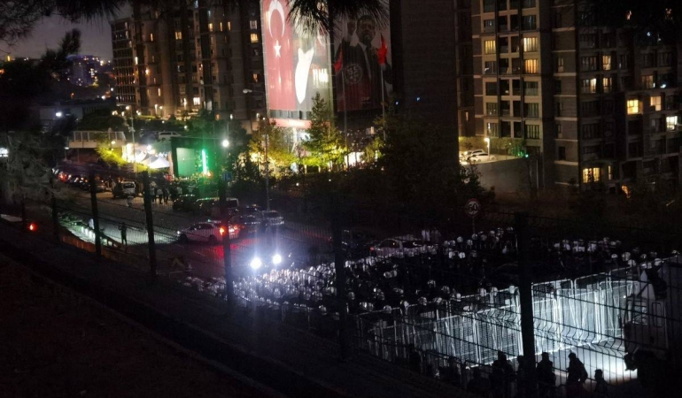 VATANDAŞLARDAN POLİS BARİKATINI AŞMA GİRİŞİMİ: CHP İSTANBUL İL BİNASI ÖNÜNDE GERİLİM