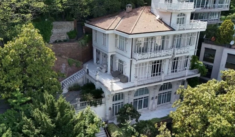 AKIN İPEK’İN “BEYAZ KÖŞK”Ü 1,1 MİLYAR TL’YE EL DEĞİŞTİRDİ