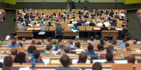 ÜNİVERSİTEYİ 3 YILDA BİTİRME İMKÂNI GELİYOR: YENİ DÜZENLEMEYLE HIZLANDIRILMIŞ ÖĞRENİM