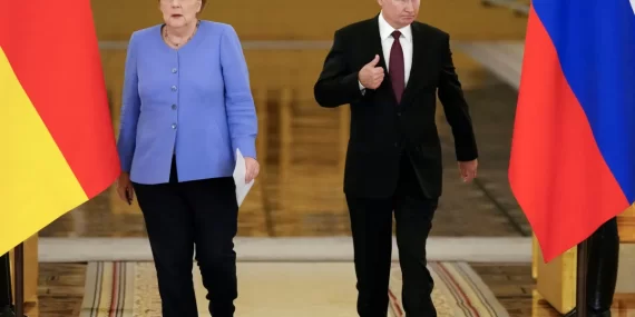 MERKEL POLONYA VE BALTIK ÜLKELERİ SAVAŞIN SORUMLUSU OLARAK GÖSTERİYOR