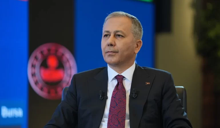 ALI YERLİKAYA’DAN ŞOK AÇIKLAMA: 1 YILDA 6 KEZ KIRMIZI IŞIK İHLALİNDE EHLİYET İPTAL EDİLECEK