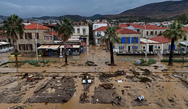 Şiddetli Yağış İzmir’i Felç Etti: 1 Kişi Kayıp, Mahalleler Sular Altında