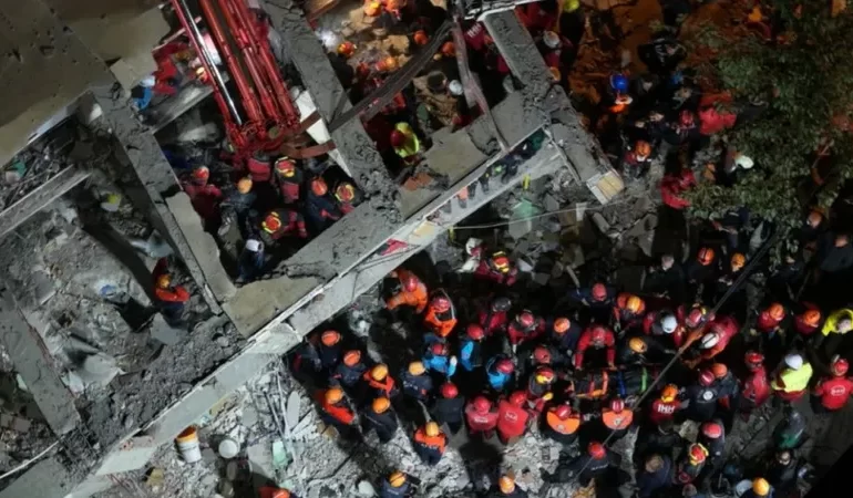 Kocaeli Gebze’de 19 Saatlik Arama Sonrası Enkazdan 1 Kişi Daha Çıkarıldı