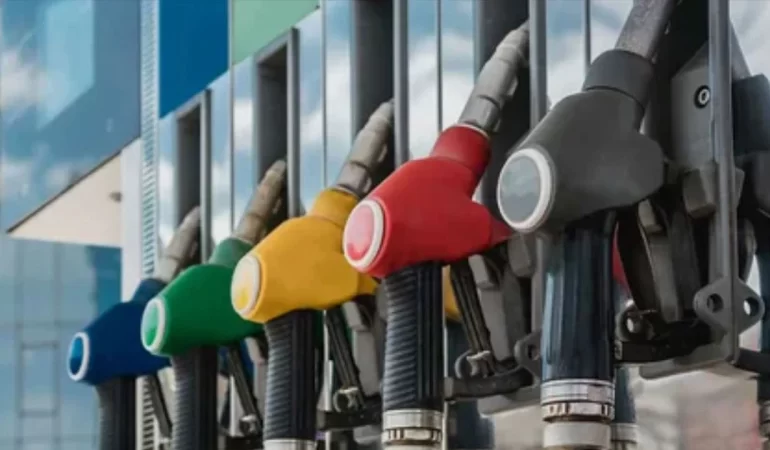 AKARYAKITDA ÇİFTE İNDİRİM GELDİ AMA VATANDAŞ TEPKİLİ: “YİNE BİZ ZARAR GÖRÜYORUZ”