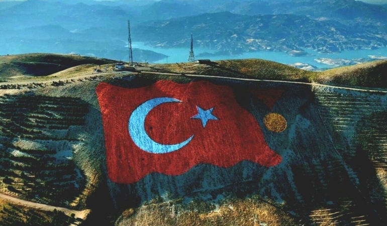 Kahramanmaraş’ta Dağ Zirvesine Nakşedilen Dev Türk Bayrağı Görenleri Etkiledi