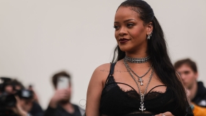 rihanna-anne-oldu-bebegi-en-zenginler-listesine-girdi-zaEb