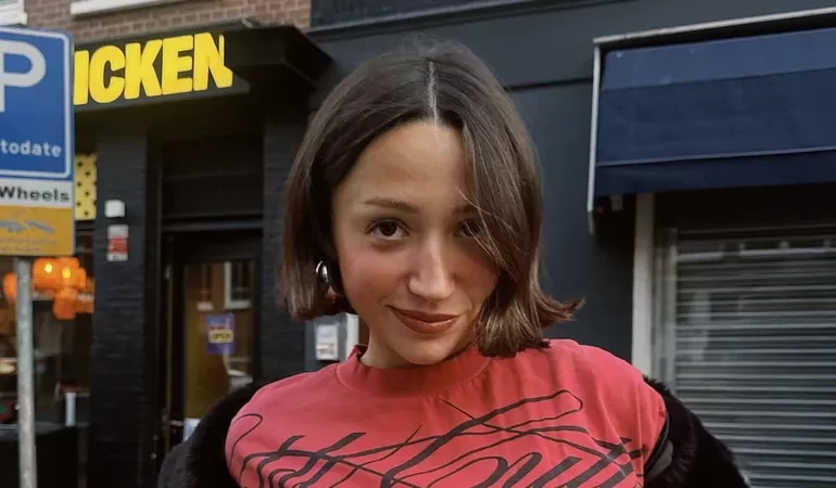 ZEYNEP BASTIK KONSERDE SİNİRLENDİ: “BEN KEDİ DEĞİLİM, LAZER TUTMAYIN!”