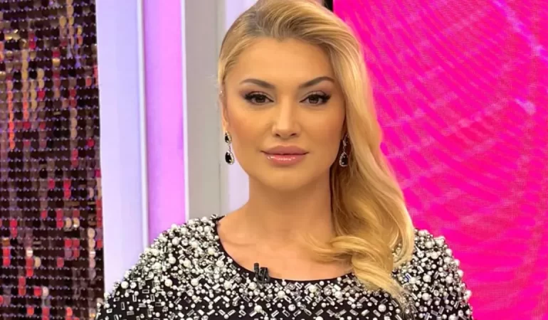 SONGÜL KARLI SAHNEDEN MAKYAJSIZ HALİYLE GÜNDEME DÖNDÜ