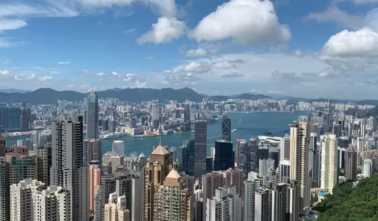Hong Kong’da Büyük Yangın: 2 Bin Dairelik Site Alevlere Teslim Oldu