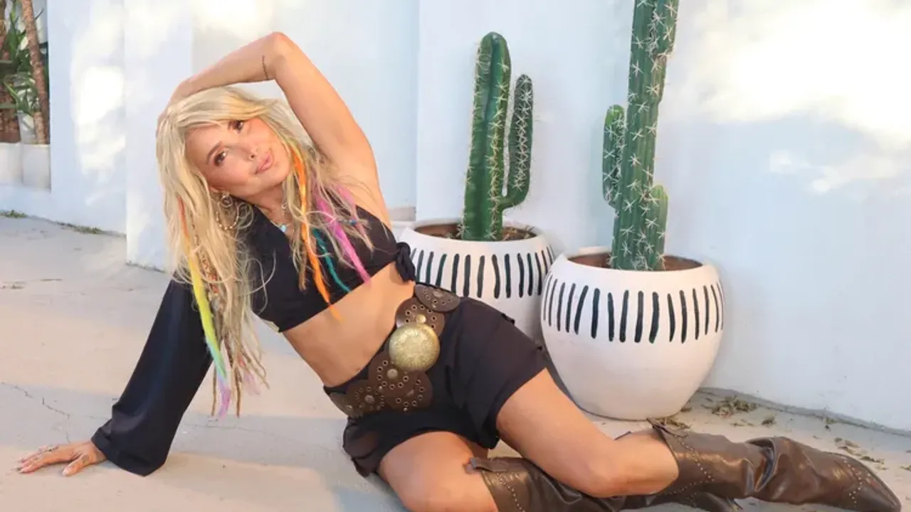 yonca-evcimik-ten-lambada-ile-muhtesem-donus-muzik-listelerine-enerji-geldi-1761896184-749-large (1)