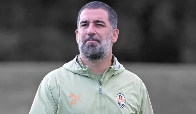 ESKİ FUTBOLCU ARDA TURAN “PİŞMAN DEĞİLİM” DİYEREK KARARININ ARKASINDA DURDU